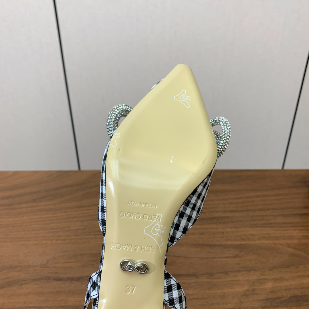 【Mach＆Mach】钻扣蝴蝶结后空凉鞋。简约时尚。鞋面定制布料，羊皮内里及垫脚。真皮大底。跟高6.5c