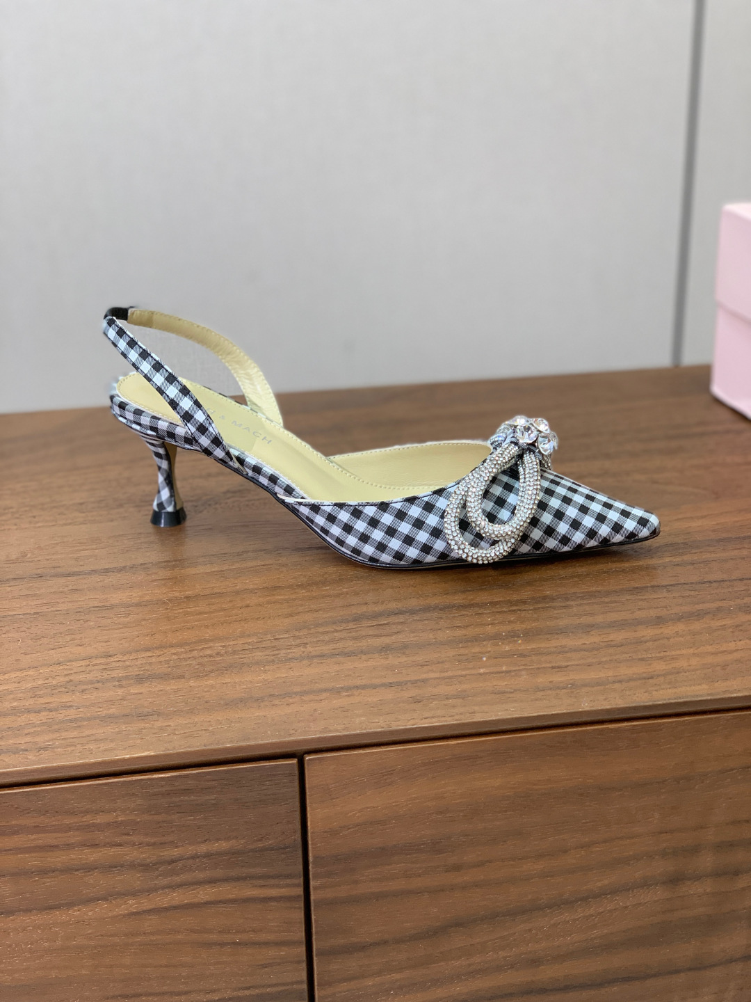【Mach＆Mach】钻扣蝴蝶结后空凉鞋。简约时尚。鞋面定制布料，羊皮内里及垫脚。真皮大底。跟高6.5c