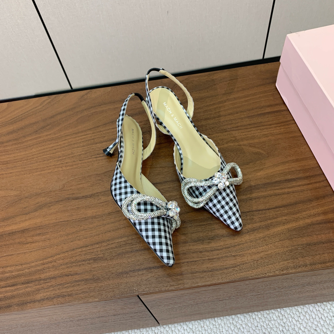 【Mach＆Mach】钻扣蝴蝶结后空凉鞋。简约时尚。鞋面定制布料，羊皮内里及垫脚。真皮大底。跟高6.5c