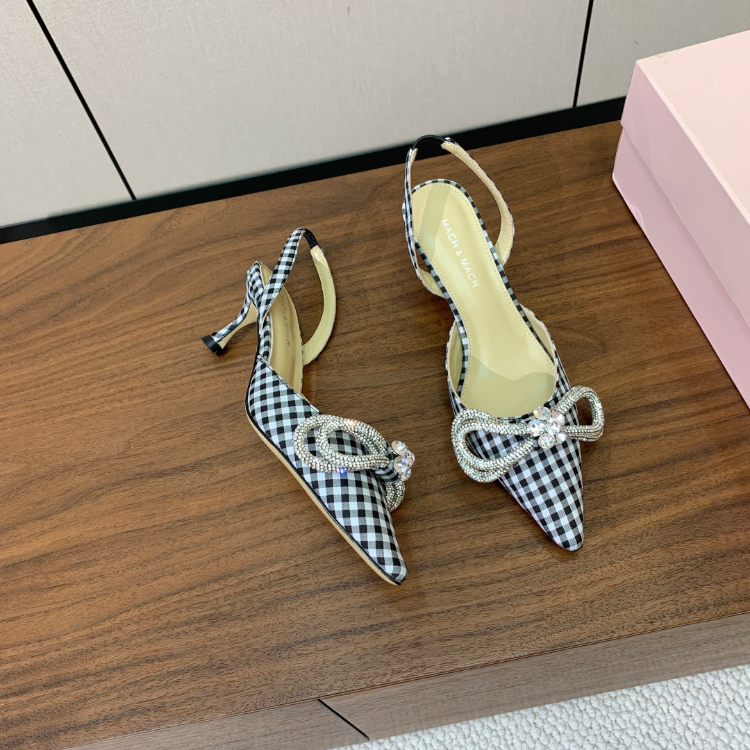 【Mach＆Mach】钻扣蝴蝶结后空凉鞋。简约时尚。鞋面定制布料，羊皮内里及垫脚。真皮大底。跟高6.5c
