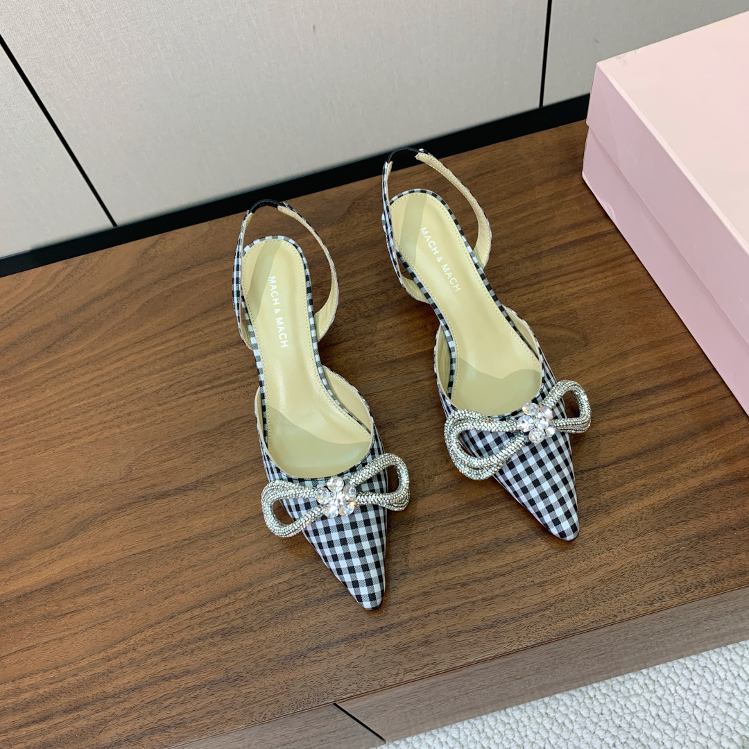 【Mach＆Mach】钻扣蝴蝶结后空凉鞋。简约时尚。鞋面定制布料，羊皮内里及垫脚。真皮大底。跟高6.5c