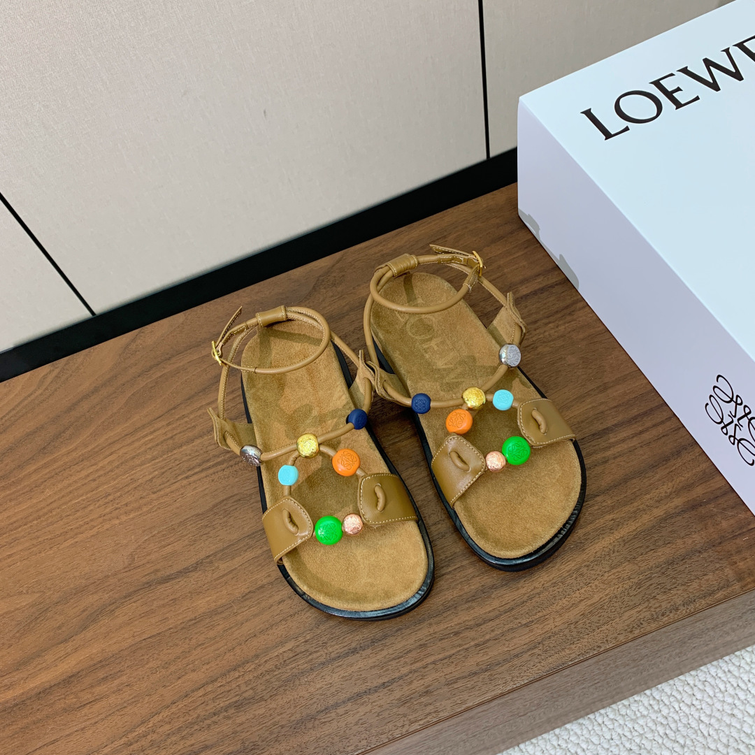 【LOEW*】沙滩凉鞋。日常随意搭配都非常奈斯。面料原版定制小牛皮，牛反绒包中底（非市面上超纤）原版大底
