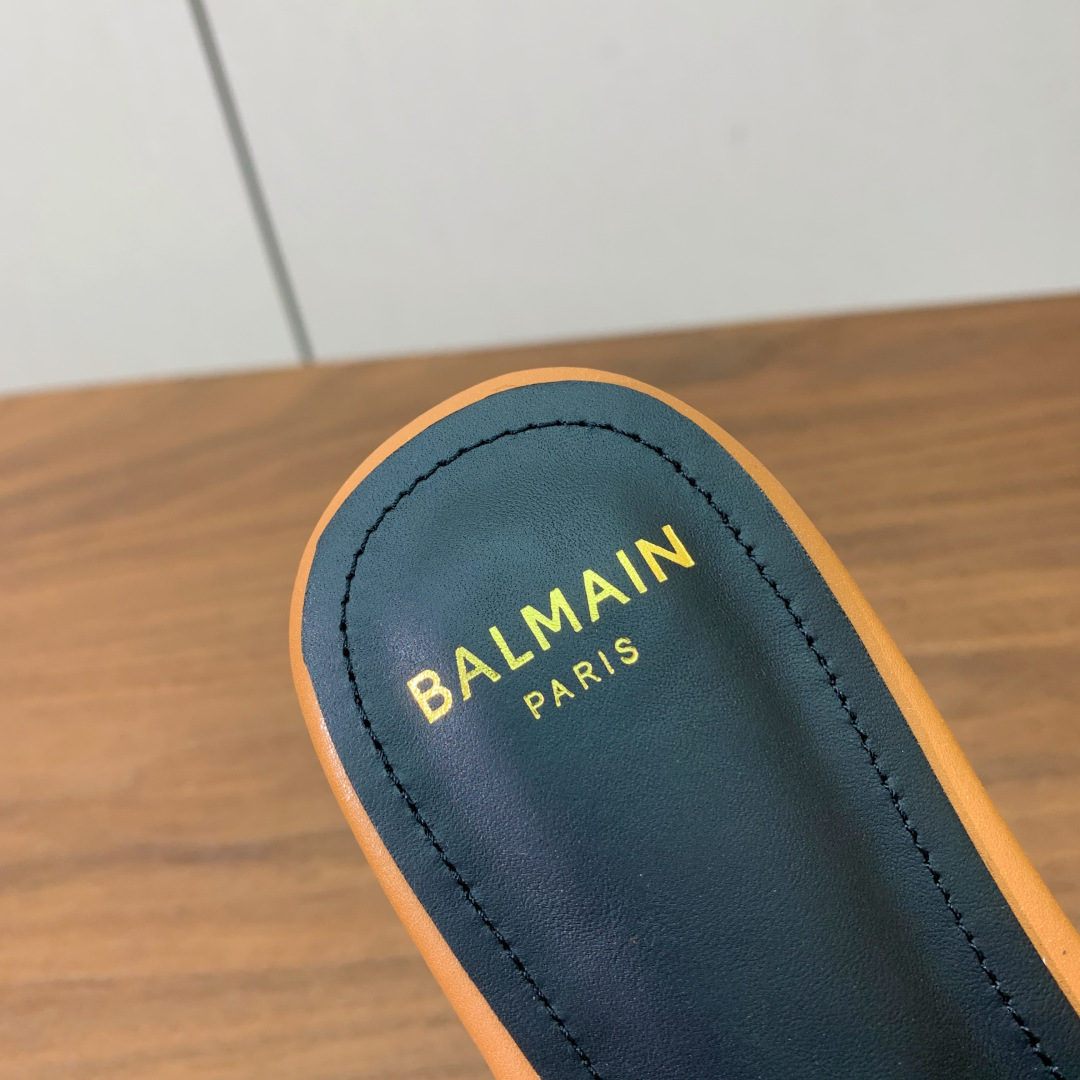 【Bal*ain】方扣拖鞋。愈发別致出众，无敌气场、无敌好看。鞋面马毛➕牛皮。原版开模金属扣，牛皮垫脚。