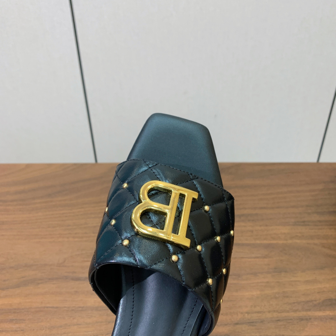 【Bal*ain】B字扣菱格平底拖鞋。愈发別致出众，无敌气场、无敌好看。鞋面定制牛皮，原版开模饰扣。牛皮