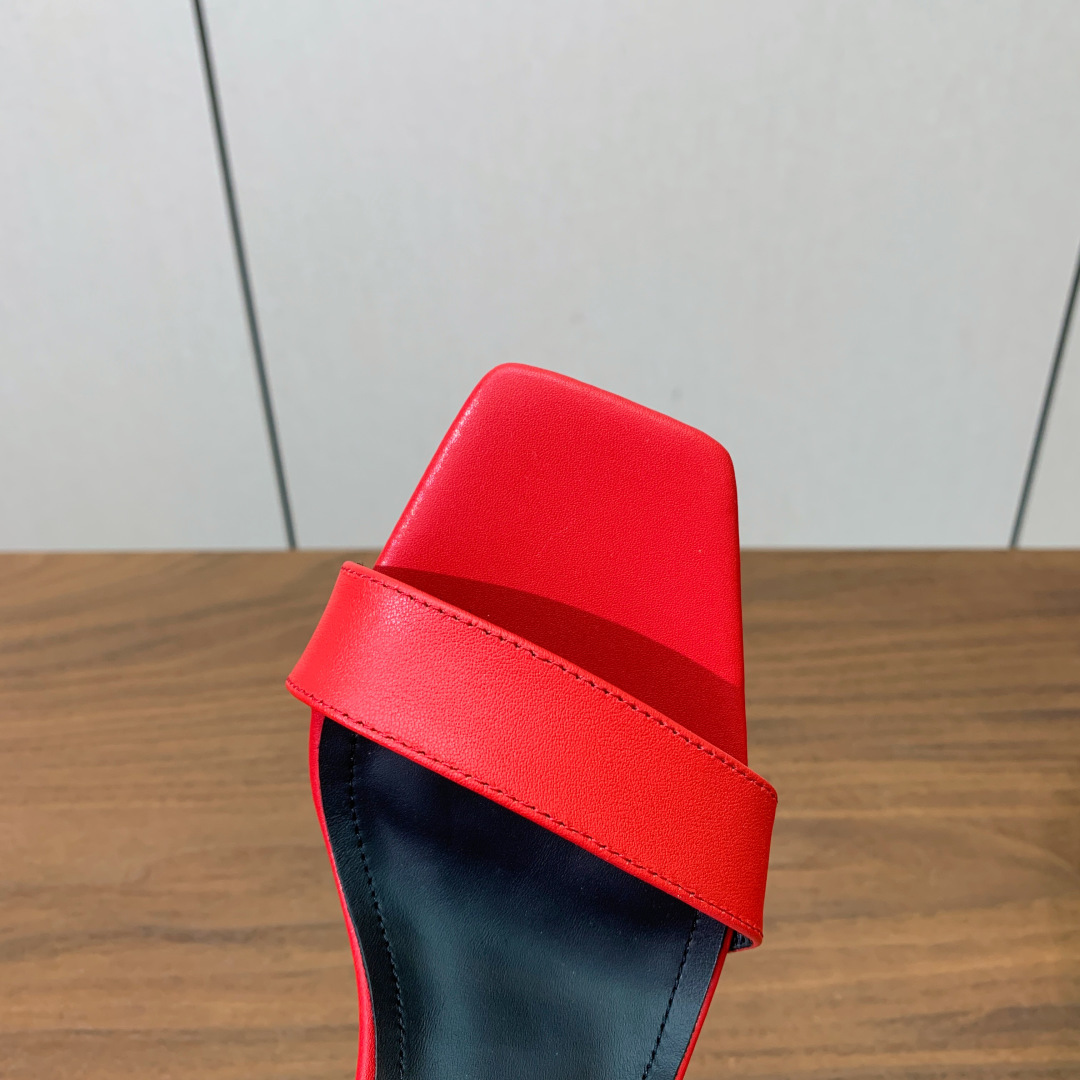 【Bal*ain】一字带高跟凉鞋。此款采用纯手工精工打造别具一格的时尚元素。愈发別致出众，无敌气场、无敌