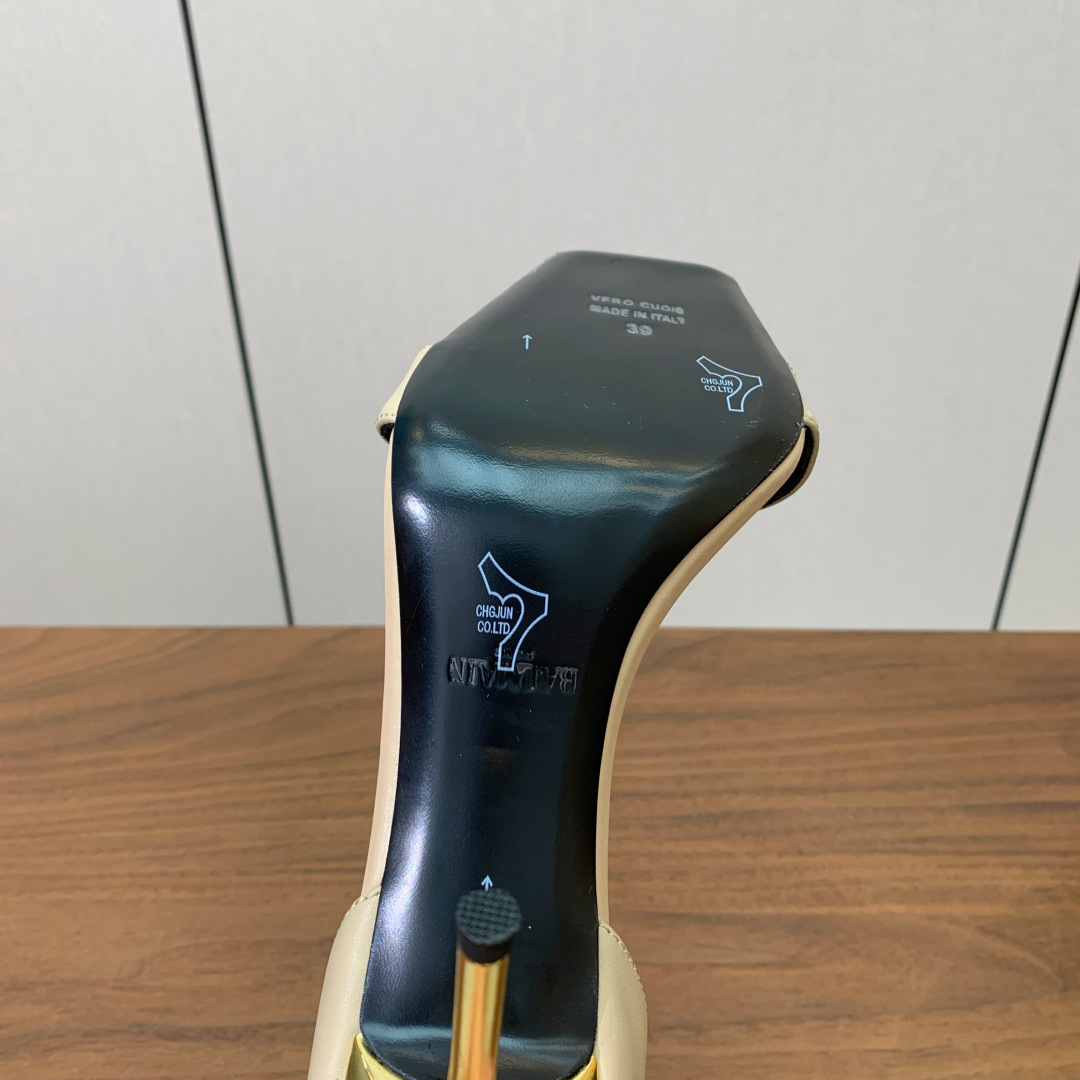 【Bal*ain】一字带高跟凉鞋。此款采用纯手工精工打造别具一格的时尚元素。愈发別致出众，无敌气场、无敌