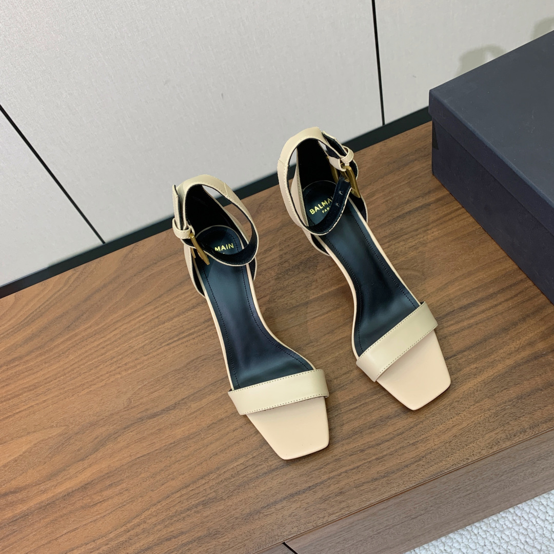 【Bal*ain】一字带高跟凉鞋。此款采用纯手工精工打造别具一格的时尚元素。愈发別致出众，无敌气场、无敌