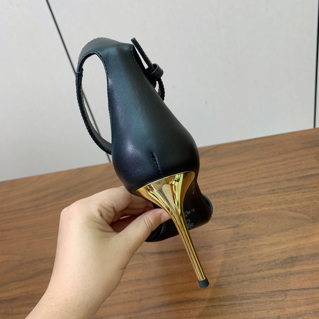 【Bal*ain】一字带高跟凉鞋。此款采用纯手工精工打造别具一格的时尚元素。愈发別致出众，无敌气场、无敌