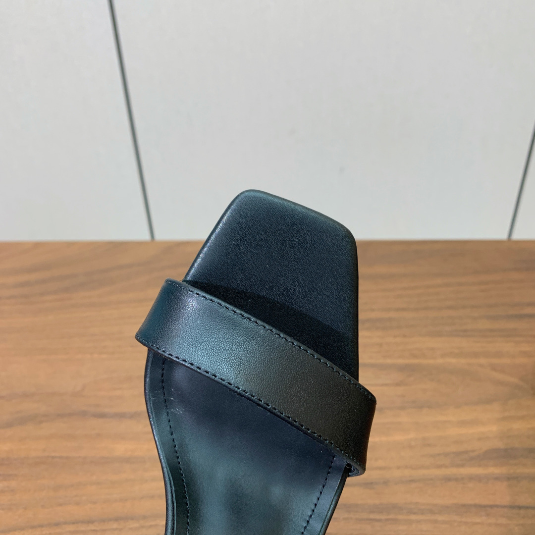 【Bal*ain】一字带高跟凉鞋。此款采用纯手工精工打造别具一格的时尚元素。愈发別致出众，无敌气场、无敌