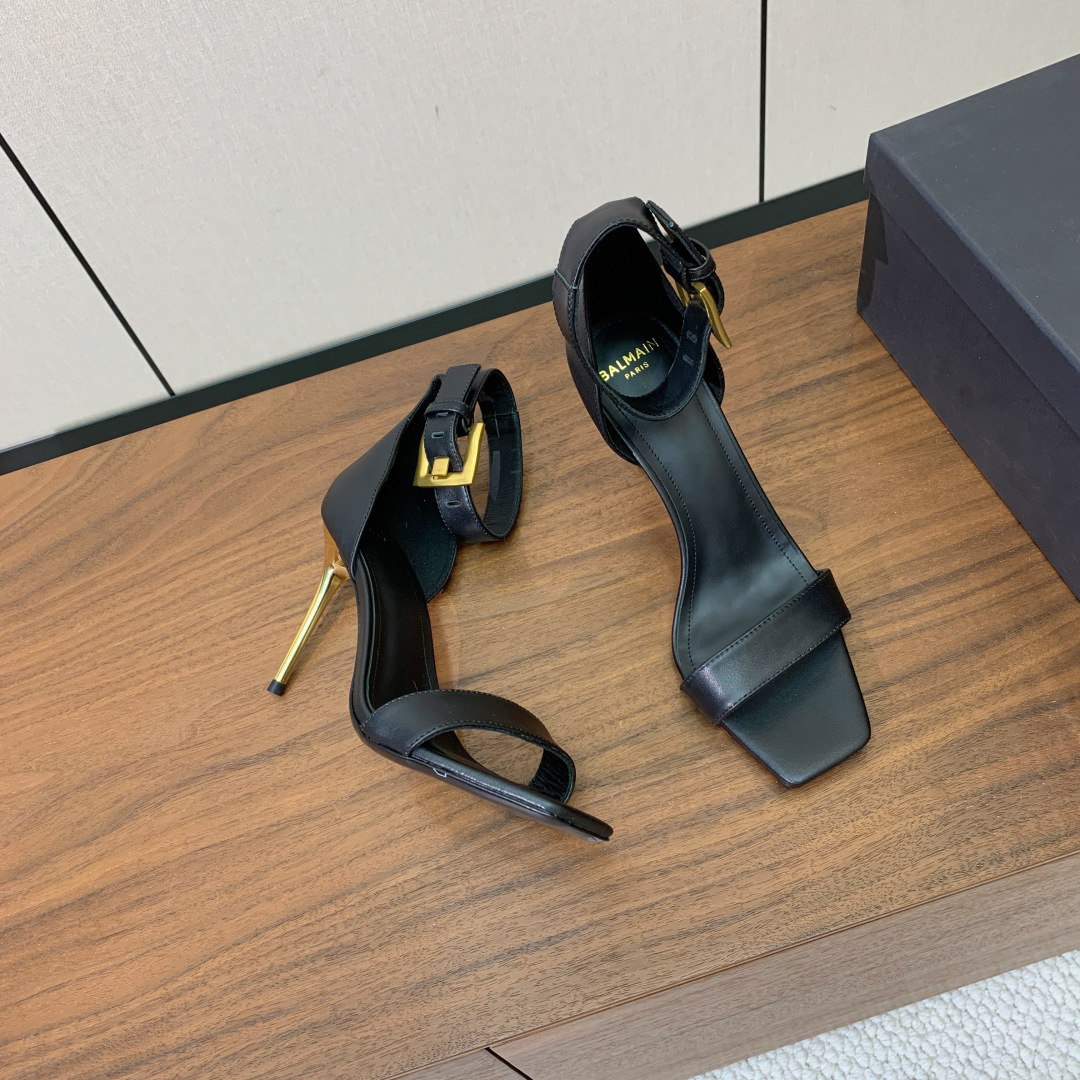 【Bal*ain】一字带高跟凉鞋。此款采用纯手工精工打造别具一格的时尚元素。愈发別致出众，无敌气场、无敌