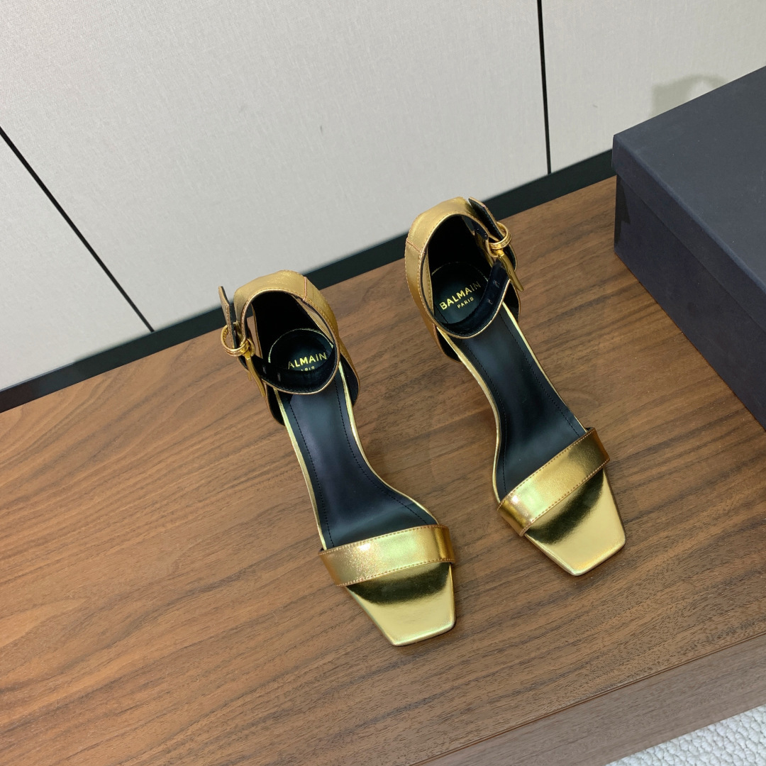 【Bal*ain】一字带高跟凉鞋。此款采用纯手工精工打造别具一格的时尚元素。愈发別致出众，无敌气场、无敌