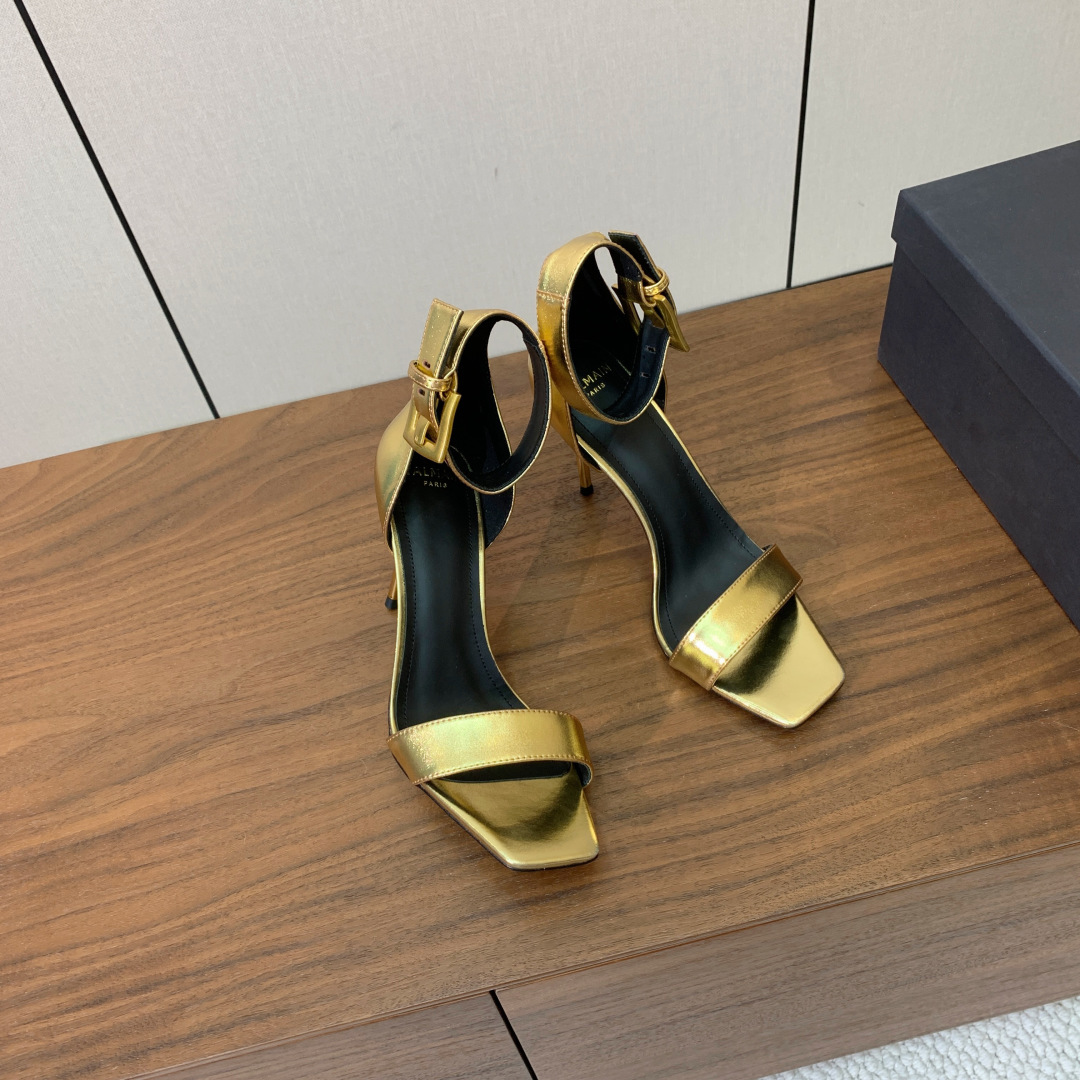 【Bal*ain】一字带高跟凉鞋。此款采用纯手工精工打造别具一格的时尚元素。愈发別致出众，无敌气场、无敌