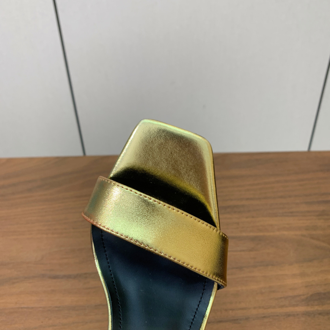 【Bal*ain】一字带高跟凉鞋。此款采用纯手工精工打造别具一格的时尚元素。愈发別致出众，无敌气场、无敌