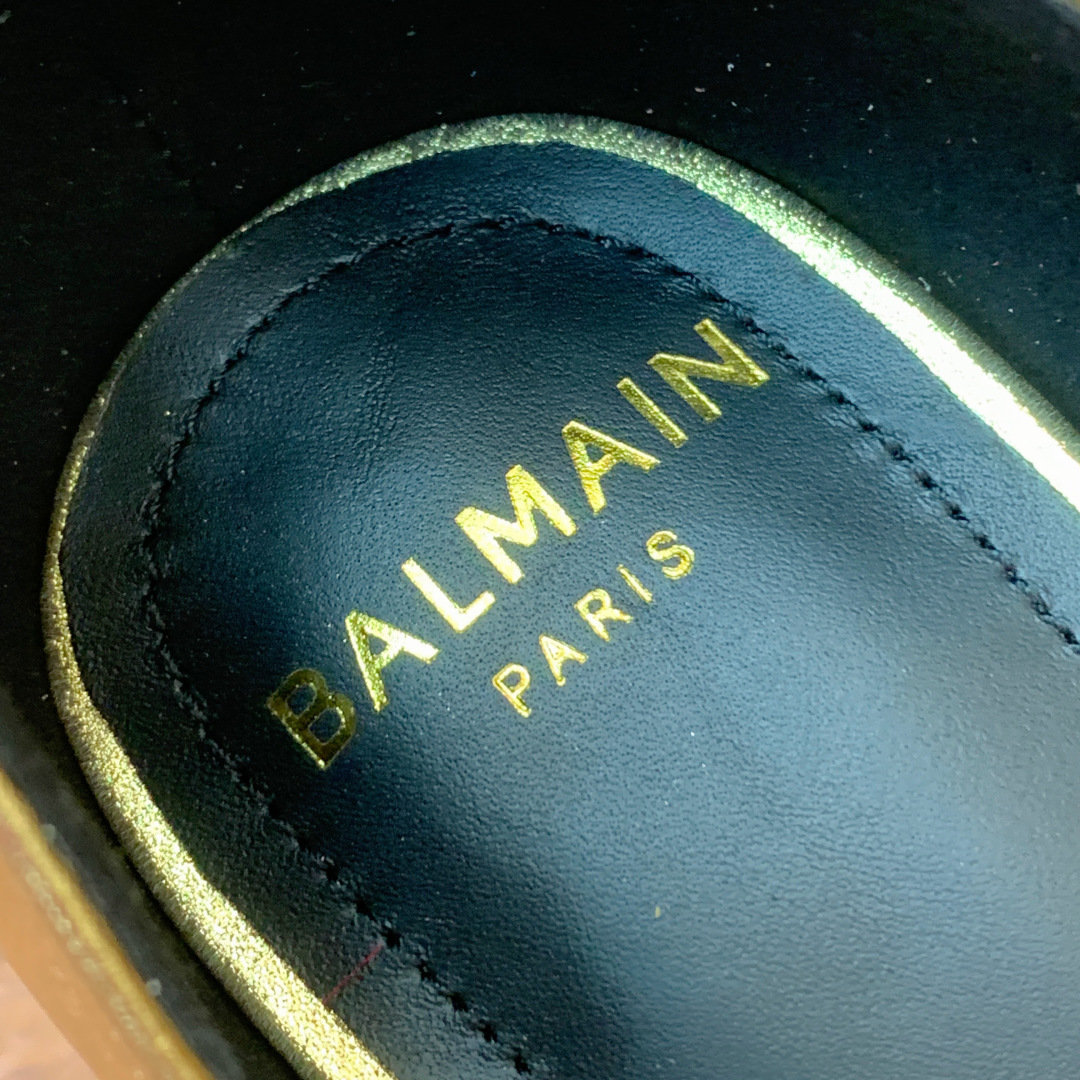 【Bal*ain】一字带高跟凉鞋。此款采用纯手工精工打造别具一格的时尚元素。愈发別致出众，无敌气场、无敌