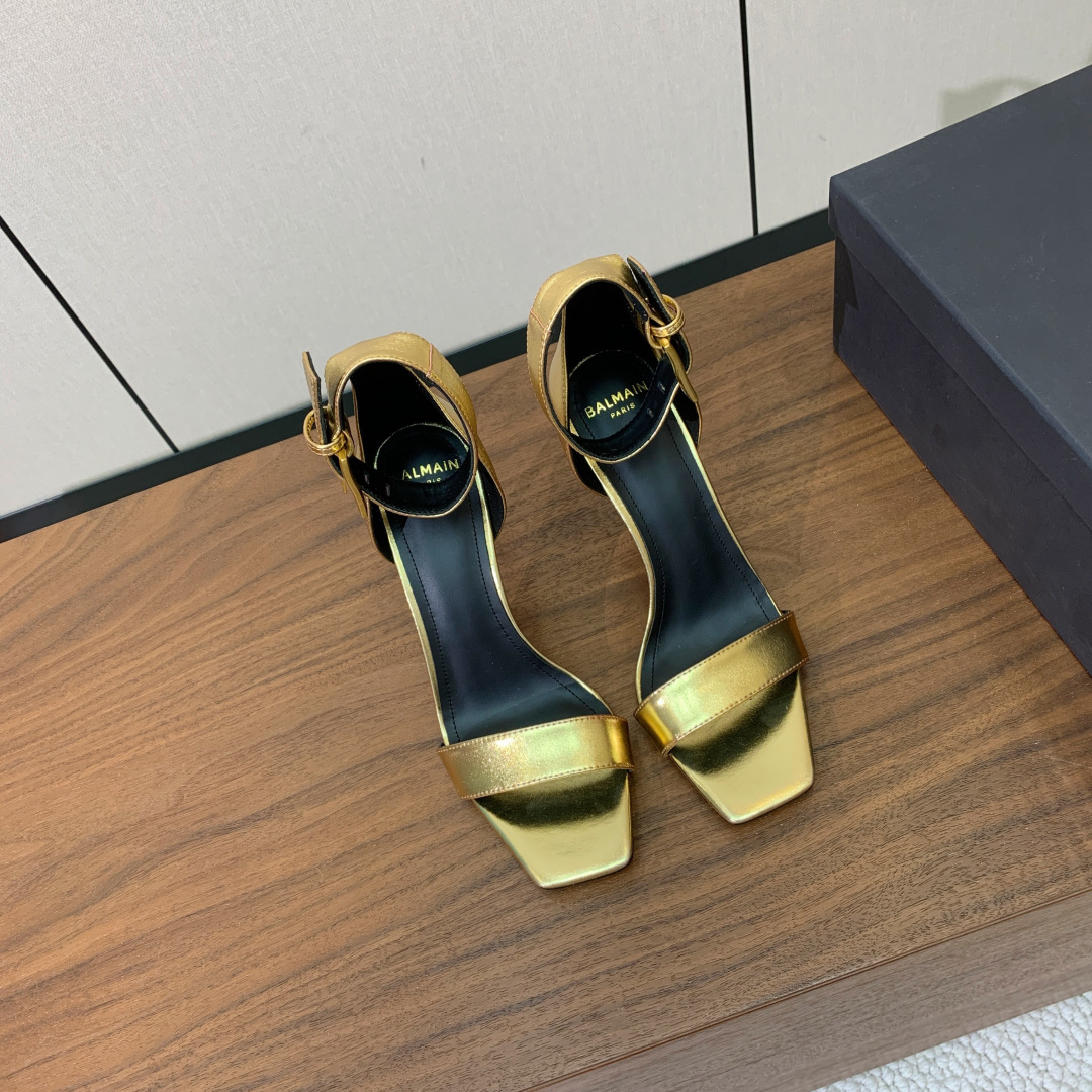 【Bal*ain】一字带高跟凉鞋。此款采用纯手工精工打造别具一格的时尚元素。愈发別致出众，无敌气场、无敌