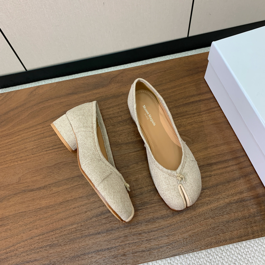 【Maison Margie*a】玛吉拉分趾单鞋。复古韵味，显瘦百搭。鞋面真丝，羊皮垫脚。真皮大底码数：