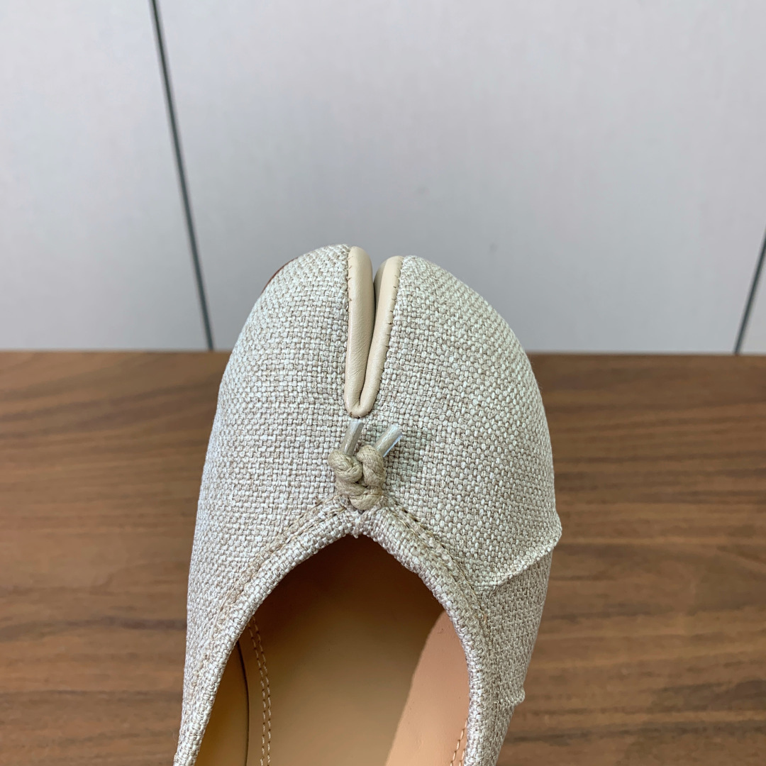 【Maison Margie*a】玛吉拉分趾单鞋。复古韵味，显瘦百搭。鞋面真丝，羊皮垫脚。真皮大底码数：