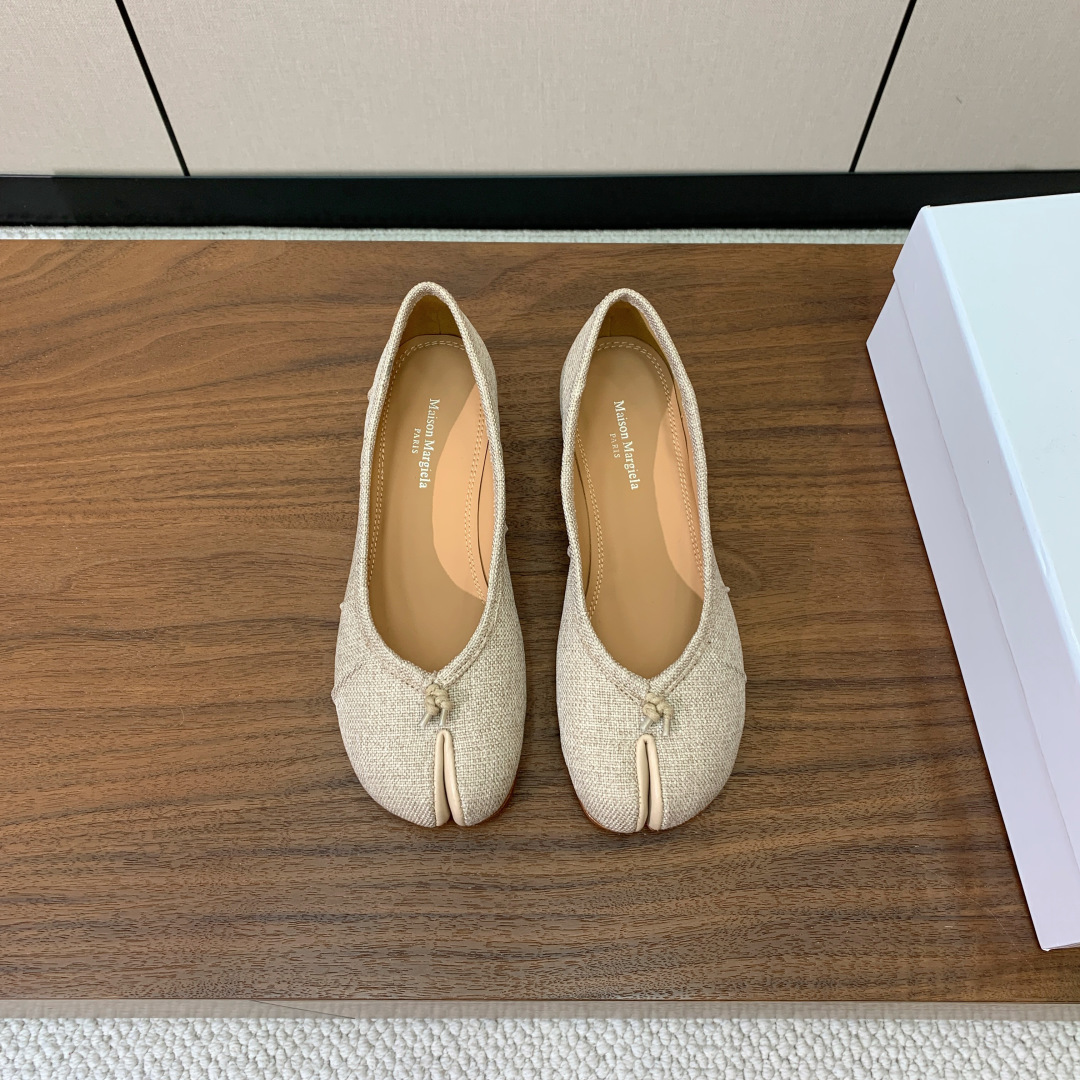 【Maison Margie*a】玛吉拉分趾单鞋。复古韵味，显瘦百搭。鞋面真丝，羊皮垫脚。真皮大底码数：