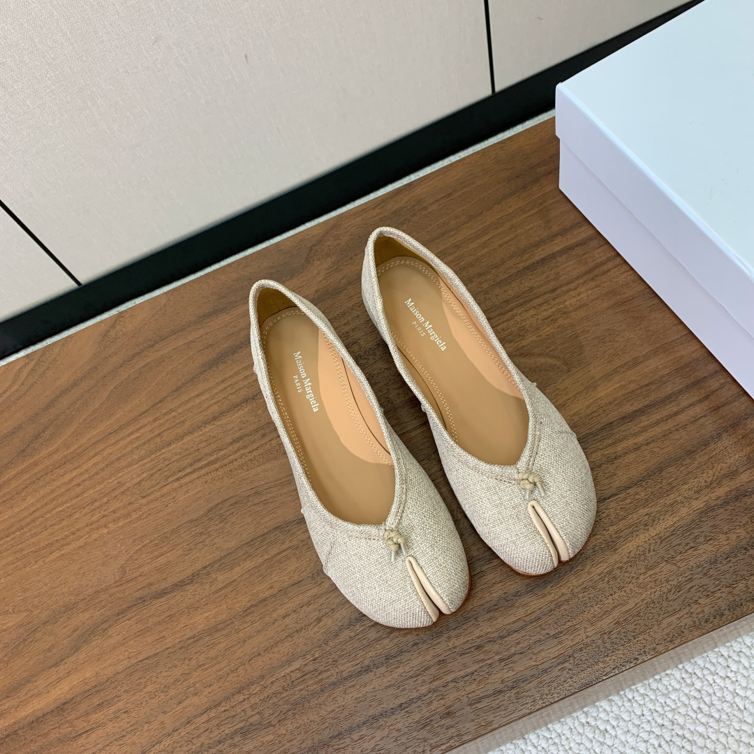 【Maison Margie*a】玛吉拉分趾单鞋。复古韵味，显瘦百搭。鞋面真丝，羊皮垫脚。真皮大底码数：