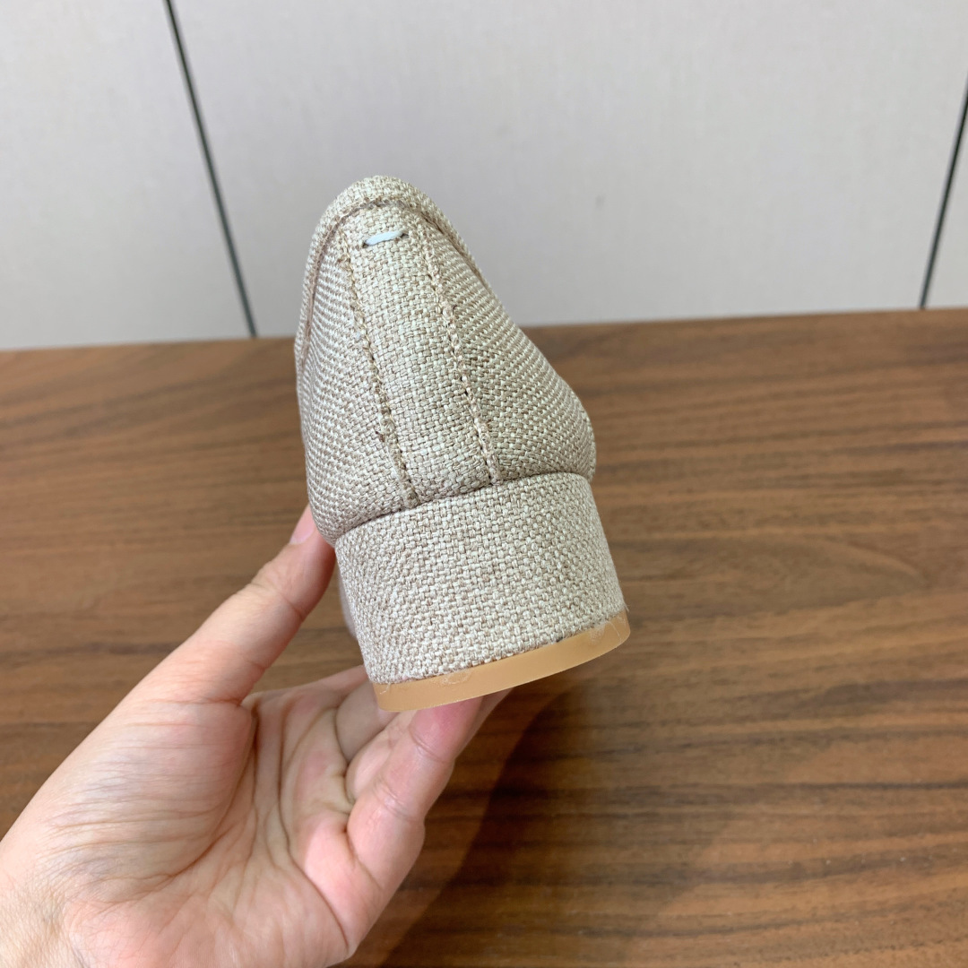 【Maison Margie*a】玛吉拉分趾单鞋。复古韵味，显瘦百搭。鞋面真丝，羊皮垫脚。真皮大底码数：