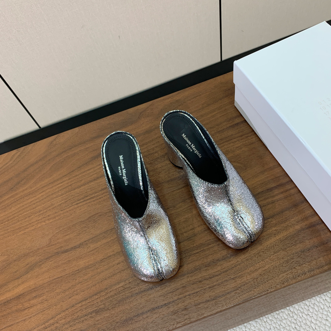【Maison Margie*a】玛吉拉高跟拖鞋。复古韵味，显瘦百搭。鞋面牛皮、爆裂皮。羊皮内里及垫脚。