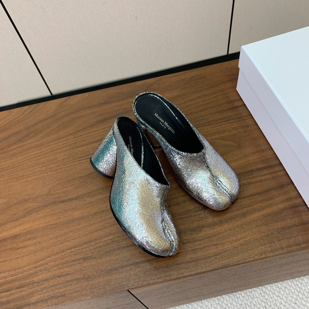 【Maison Margie*a】玛吉拉高跟拖鞋。复古韵味，显瘦百搭。鞋面牛皮、爆裂皮。羊皮内里及垫脚。