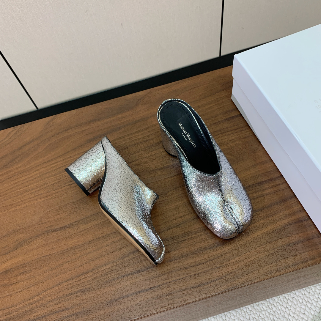 【Maison Margie*a】玛吉拉高跟拖鞋。复古韵味，显瘦百搭。鞋面牛皮、爆裂皮。羊皮内里及垫脚。