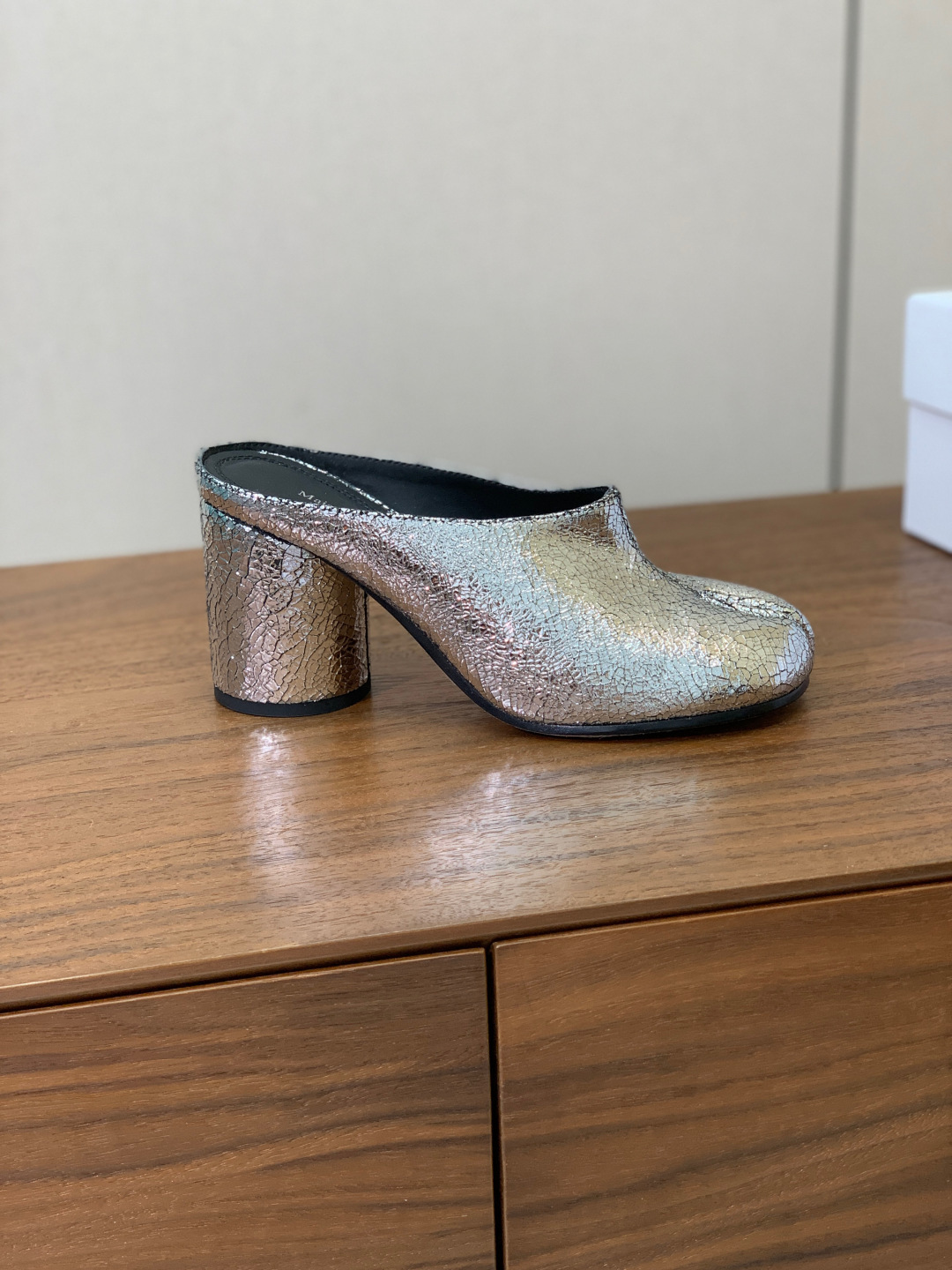 【Maison Margie*a】玛吉拉高跟拖鞋。复古韵味，显瘦百搭。鞋面牛皮、爆裂皮。羊皮内里及垫脚。