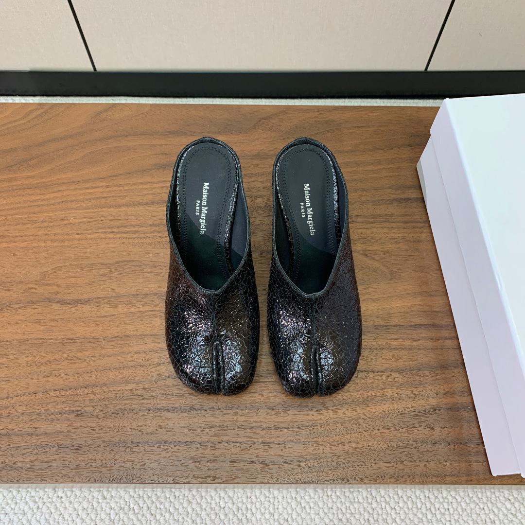 NO:816095,[Maison Margie*a] Margie high-heeled slippers. Retro charm, slimming and versatile. Upper cowhide, burst leather. Sheepskin lining and feet. Genuine leather outsole. Heel height 7cm. Size 35-42 (40, 41, 42 customized, non-returnable), split-toe shoes, slippers, cowhide, sheepskin, Leather soles19860909【Maison Margie*a】玛吉拉高跟拖鞋.复古韵味,显瘦百搭.鞋面牛皮、爆裂皮.羊皮内里及垫脚.真皮大底.跟高7cm 码数35-42（40、41、42订做不退换）,分趾鞋,slippers,cowhide,sheepskin,Leather soles,Women's Shoes