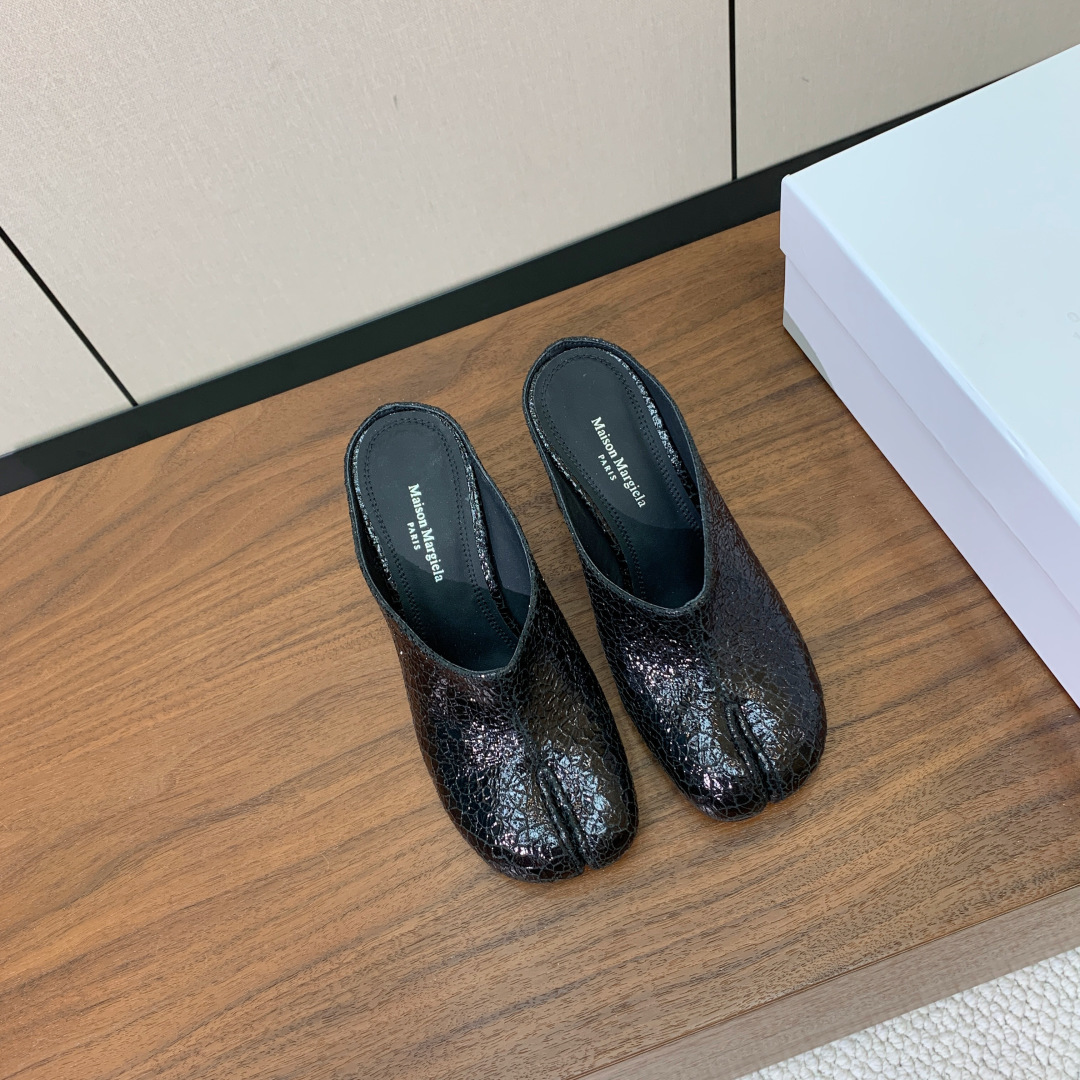 【Maison Margie*a】玛吉拉高跟拖鞋。复古韵味，显瘦百搭。鞋面牛皮、爆裂皮。羊皮内里及垫脚。