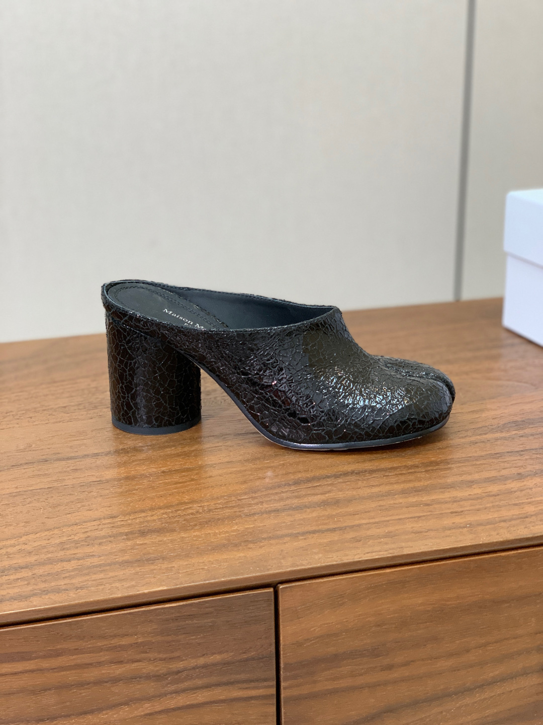 【Maison Margie*a】玛吉拉高跟拖鞋。复古韵味，显瘦百搭。鞋面牛皮、爆裂皮。羊皮内里及垫脚。