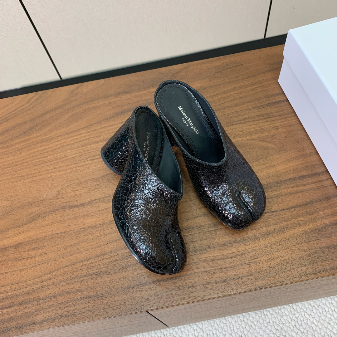 【Maison Margie*a】玛吉拉高跟拖鞋。复古韵味，显瘦百搭。鞋面牛皮、爆裂皮。羊皮内里及垫脚。