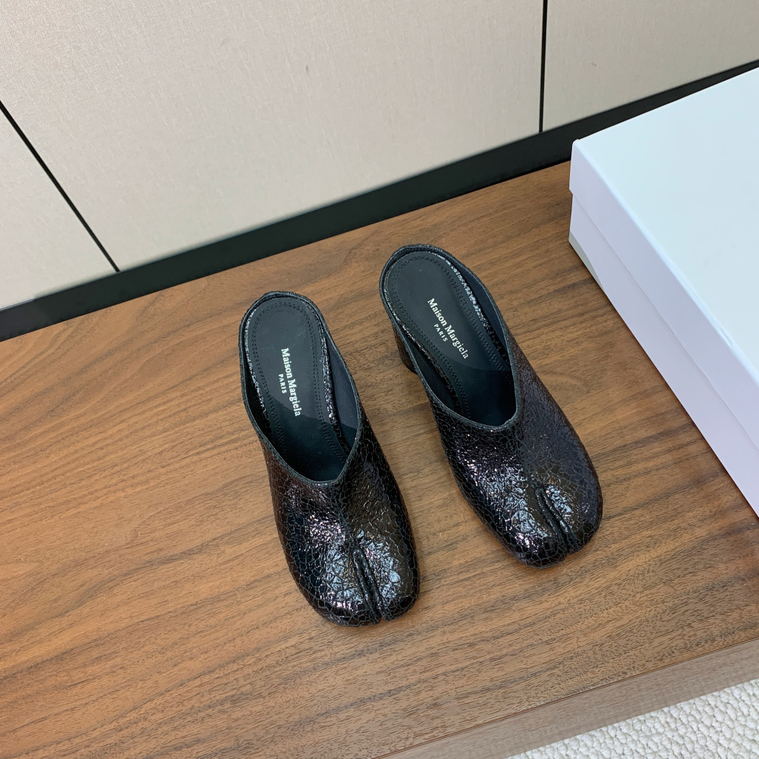 【Maison Margie*a】玛吉拉高跟拖鞋。复古韵味，显瘦百搭。鞋面牛皮、爆裂皮。羊皮内里及垫脚。