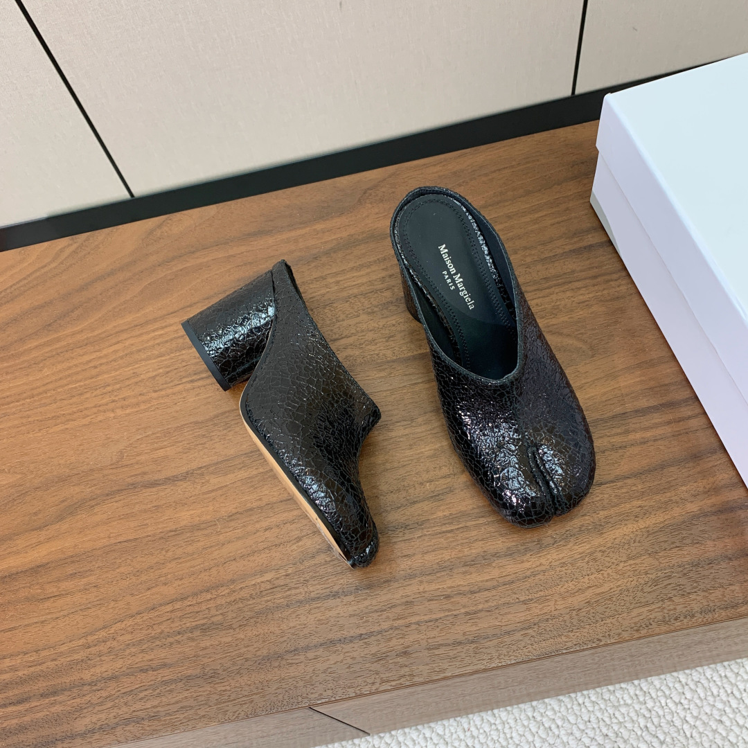 【Maison Margie*a】玛吉拉高跟拖鞋。复古韵味，显瘦百搭。鞋面牛皮、爆裂皮。羊皮内里及垫脚。