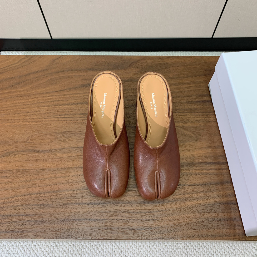【Maison Margie*a】玛吉拉高跟拖鞋。复古韵味，显瘦百搭。鞋面牛皮、爆裂皮。羊皮内里及垫脚。