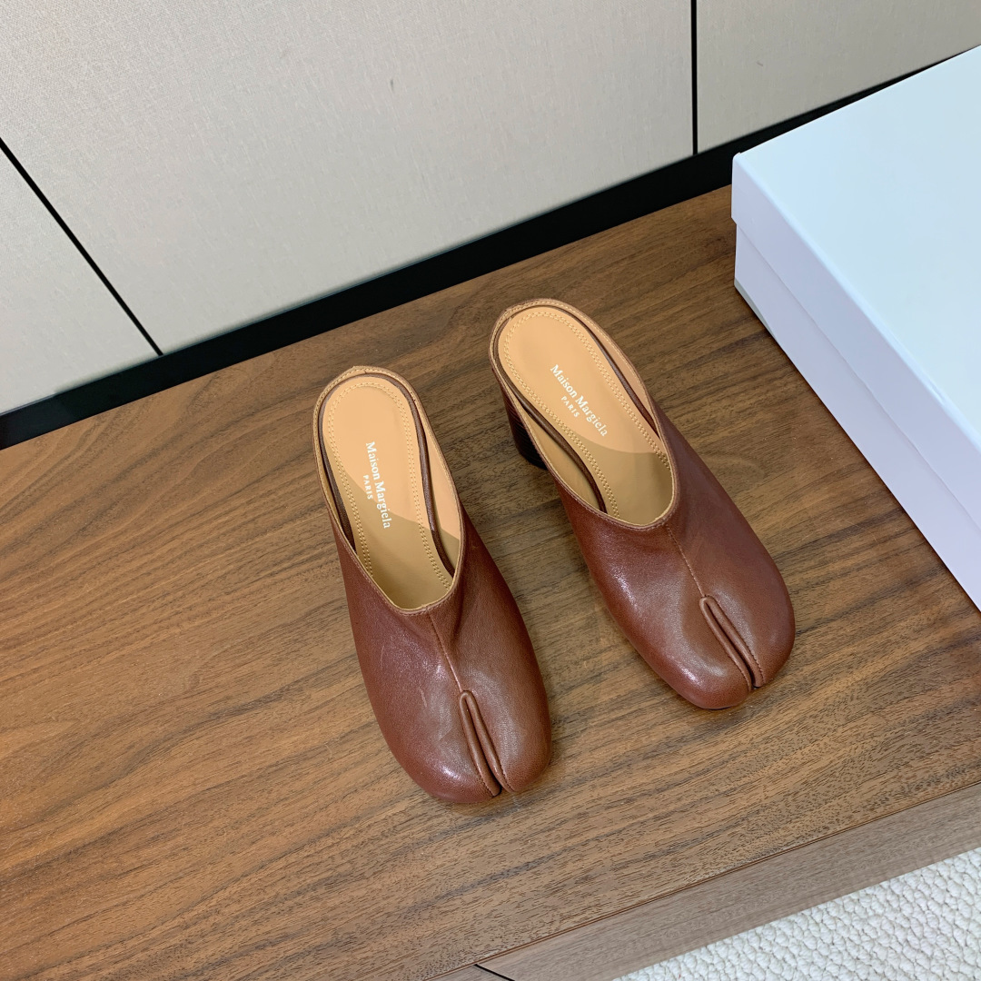 【Maison Margie*a】玛吉拉高跟拖鞋。复古韵味，显瘦百搭。鞋面牛皮、爆裂皮。羊皮内里及垫脚。