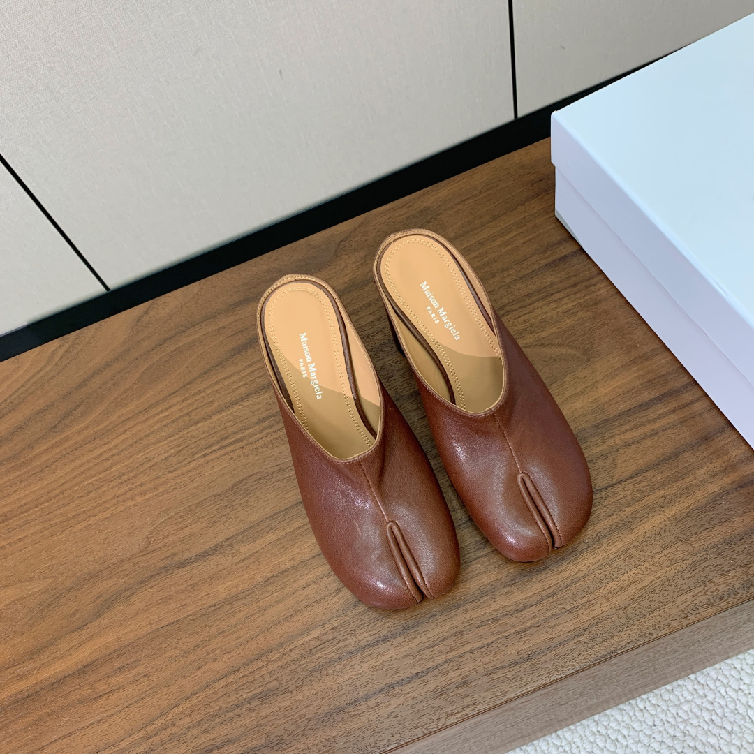 【Maison Margie*a】玛吉拉高跟拖鞋。复古韵味，显瘦百搭。鞋面牛皮、爆裂皮。羊皮内里及垫脚。