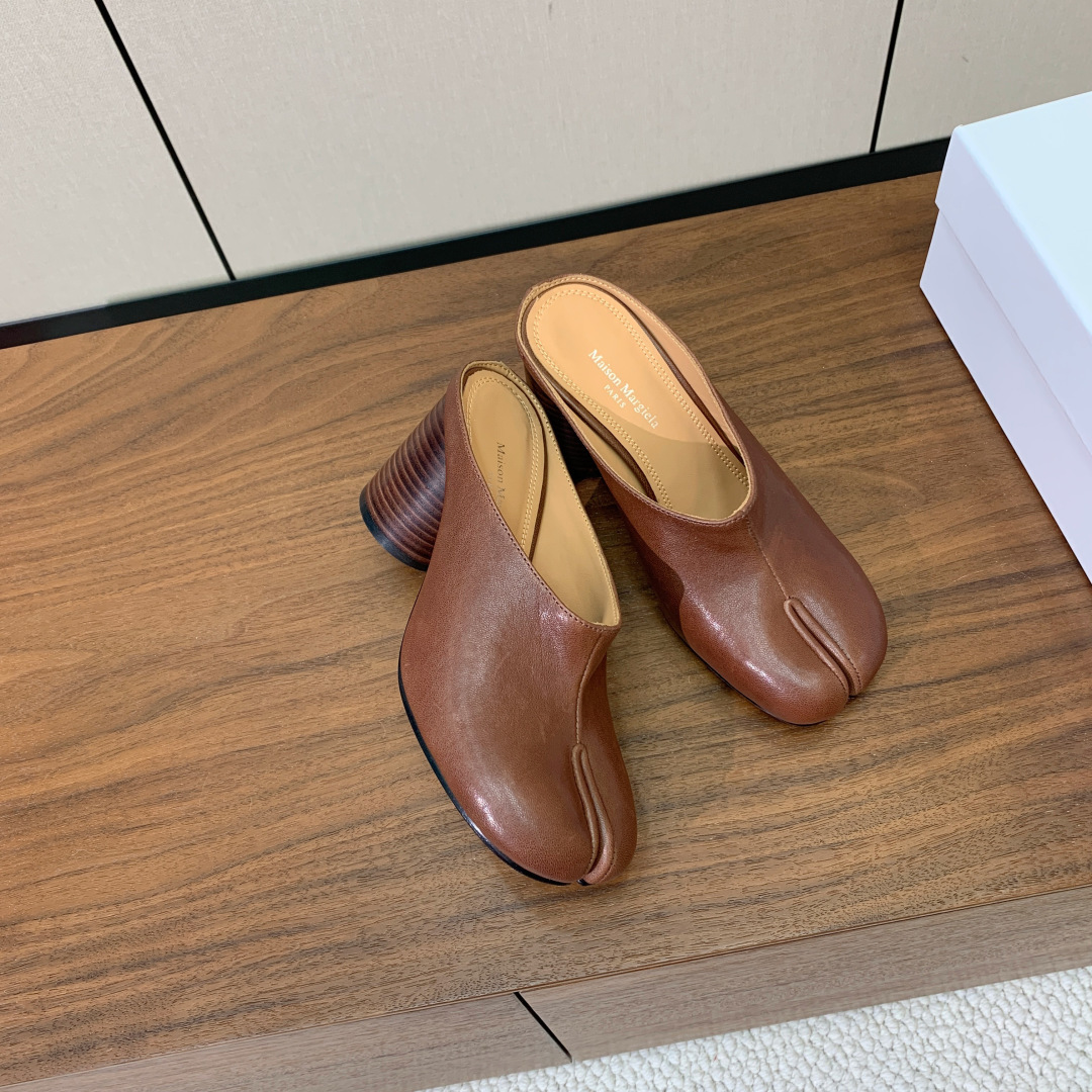 【Maison Margie*a】玛吉拉高跟拖鞋。复古韵味，显瘦百搭。鞋面牛皮、爆裂皮。羊皮内里及垫脚。