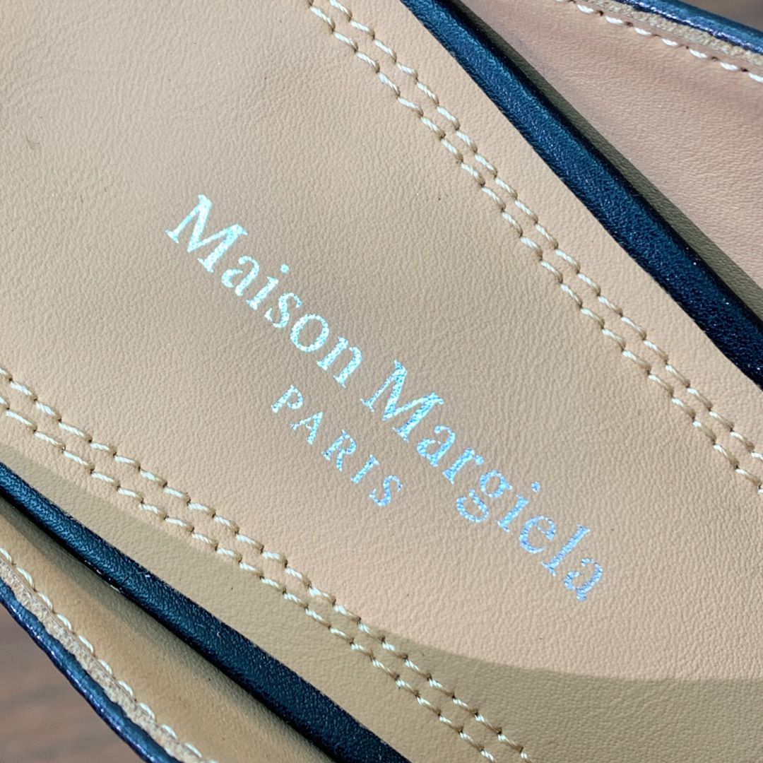 【Maison Margie*a】玛吉拉高跟拖鞋。复古韵味，显瘦百搭。鞋面牛皮、爆裂皮。羊皮内里及垫脚。