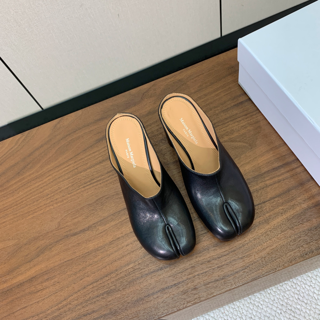 【Maison Margie*a】玛吉拉高跟拖鞋。复古韵味，显瘦百搭。鞋面牛皮、爆裂皮。羊皮内里及垫脚。
