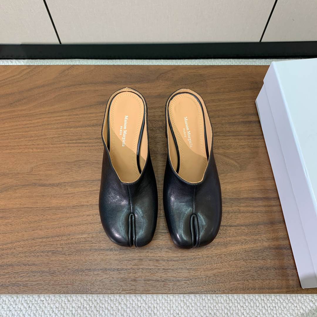 NO:816097,[Maison Margie*a] Margie high-heeled slippers. Retro charm, slimming and versatile. Upper cowhide, burst leather. Sheepskin lining and feet. Genuine leather outsole. Heel height 7cm. Size 35-42 (40, 41, 42 customized, non-returnable), split-toe shoes, slippers, cowhide, sheepskin, Leather soles19860909【Maison Margie*a】玛吉拉高跟拖鞋.复古韵味,显瘦百搭.鞋面牛皮、爆裂皮.羊皮内里及垫脚.真皮大底.跟高7cm 码数35-42（40、41、42订做不退换）,分趾鞋,slippers,cowhide,sheepskin,Leather soles,Women's Shoes