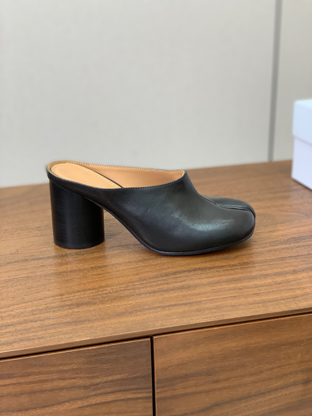 【Maison Margie*a】玛吉拉高跟拖鞋。复古韵味，显瘦百搭。鞋面牛皮、爆裂皮。羊皮内里及垫脚。