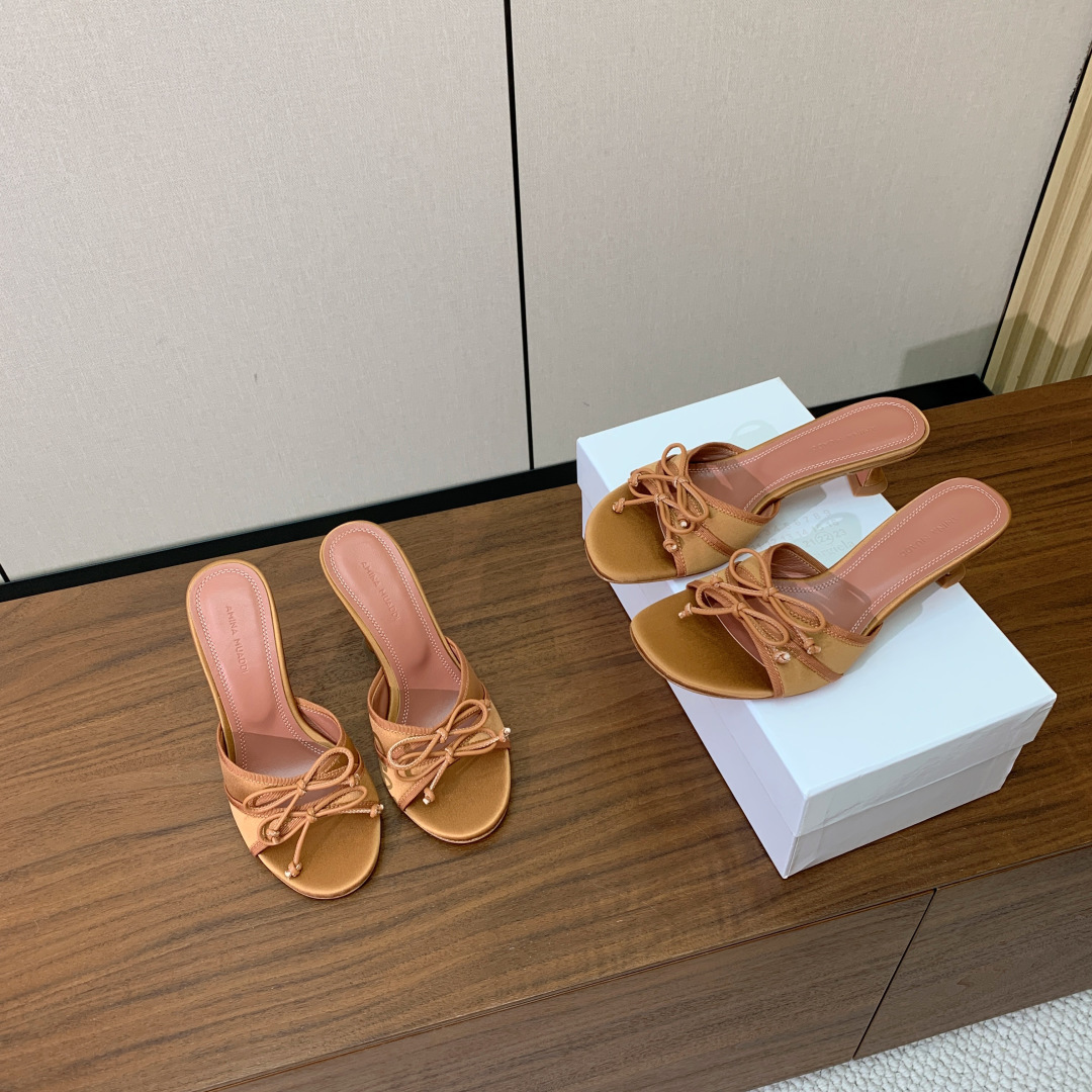 【Amina Muaddi】蝴蝶结拖鞋。鞋面漆皮、真丝、蕾丝。细腻柔美，仿佛穿上了春天的浪漫。羊皮垫脚，