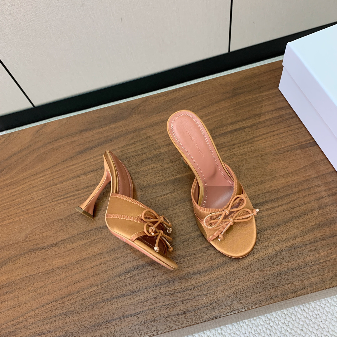 【Amina Muaddi】蝴蝶结拖鞋。鞋面漆皮、真丝、蕾丝。细腻柔美，仿佛穿上了春天的浪漫。羊皮垫脚，