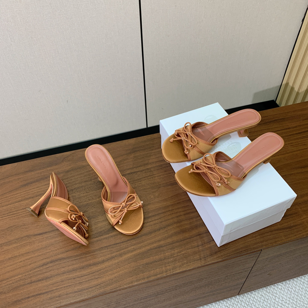 【Amina Muaddi】蝴蝶结拖鞋。鞋面漆皮、真丝、蕾丝。细腻柔美，仿佛穿上了春天的浪漫。羊皮垫脚，