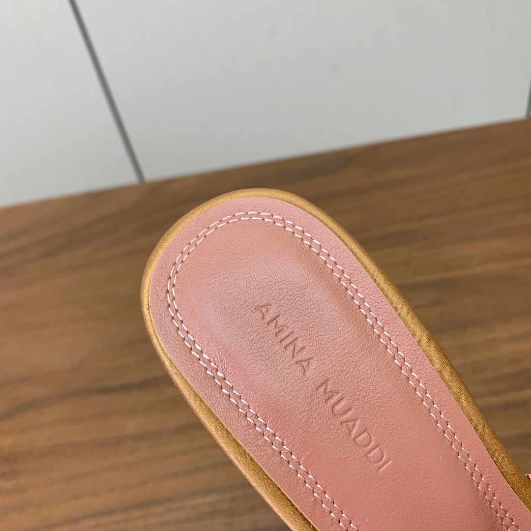 【Amina Muaddi】蝴蝶结拖鞋。鞋面漆皮、真丝、蕾丝。细腻柔美，仿佛穿上了春天的浪漫。羊皮垫脚，