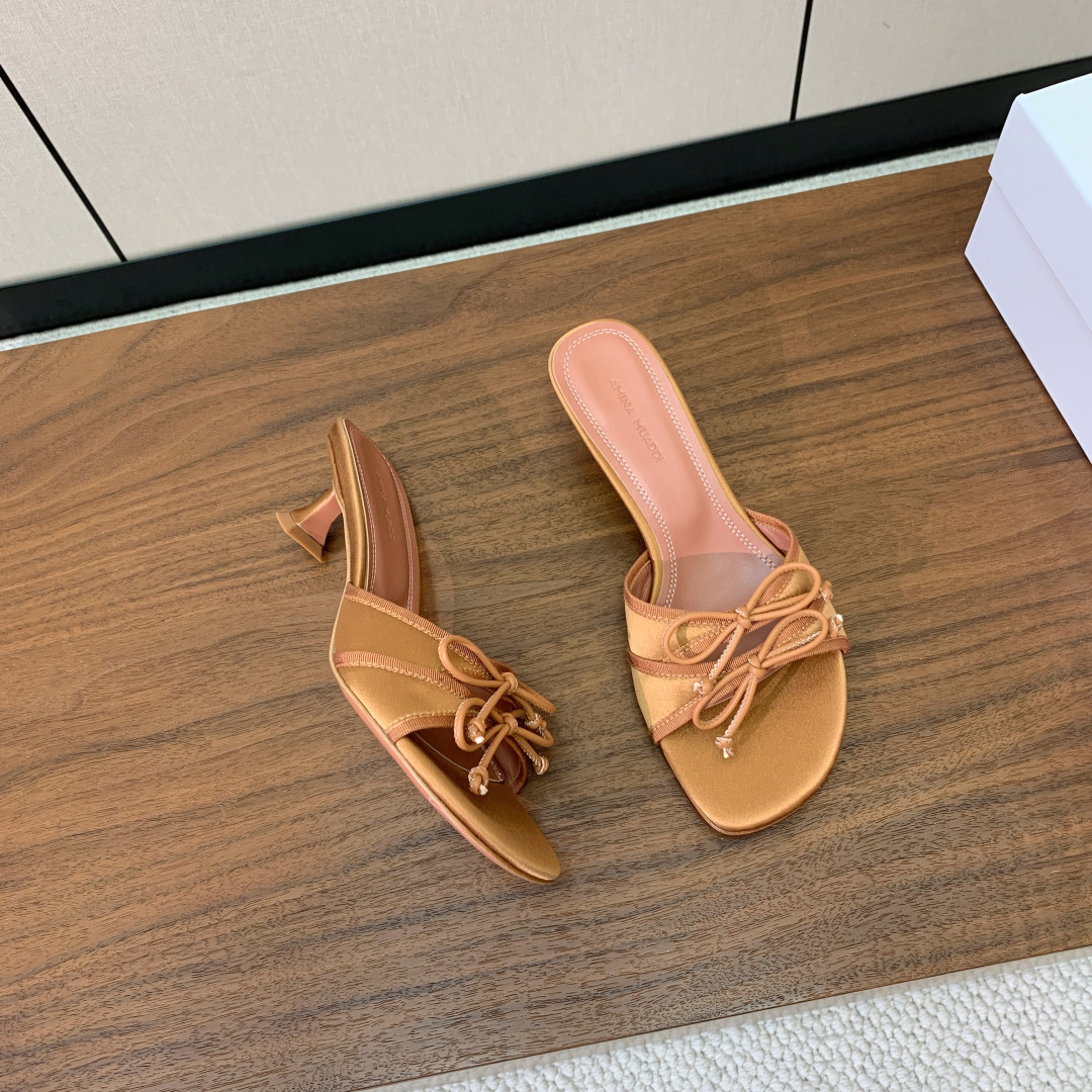 【Amina Muaddi】蝴蝶结拖鞋。鞋面漆皮、真丝、蕾丝。细腻柔美，仿佛穿上了春天的浪漫。羊皮垫脚，
