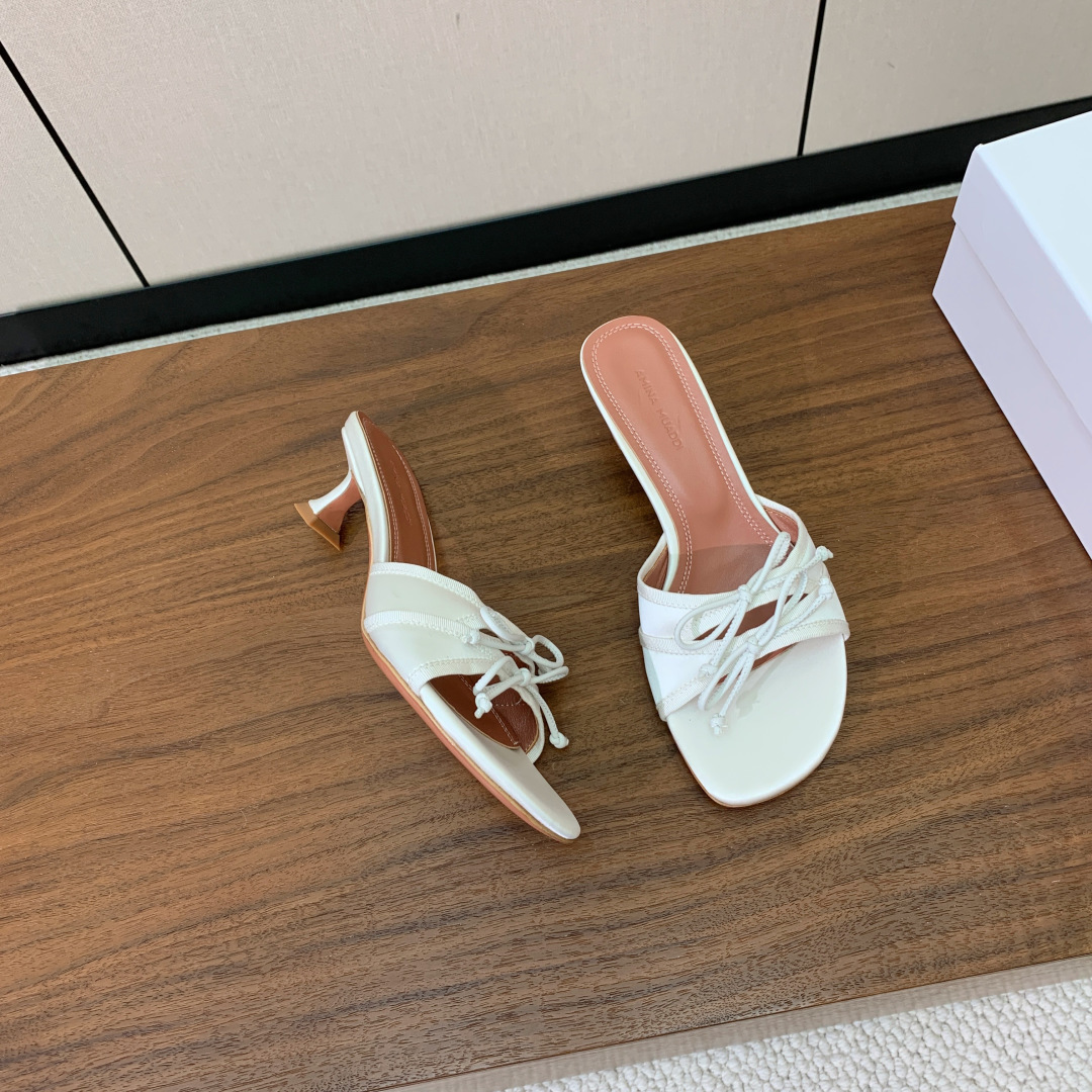【Amina Muaddi】蝴蝶结拖鞋。鞋面漆皮、真丝、蕾丝。细腻柔美，仿佛穿上了春天的浪漫。羊皮垫脚，