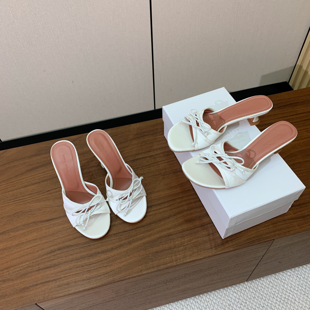 【Amina Muaddi】蝴蝶结拖鞋。鞋面漆皮、真丝、蕾丝。细腻柔美，仿佛穿上了春天的浪漫。羊皮垫脚，