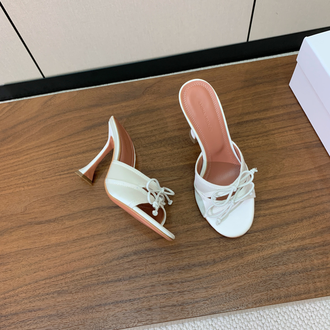 【Amina Muaddi】蝴蝶结拖鞋。鞋面漆皮、真丝、蕾丝。细腻柔美，仿佛穿上了春天的浪漫。羊皮垫脚，